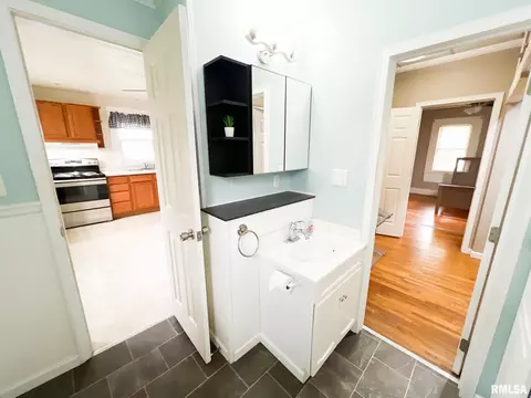 Entry Way - 509 W Court St, Eureka, IL 61530 photo 2 of 3