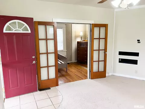 Entry Way - 509 W Court St, Eureka, IL 61530 photo 1 of 3