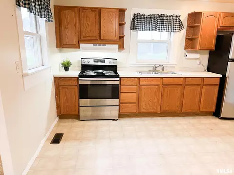 Kitchen - 509 W Court St, Eureka, IL 61530 photo 2 of 5
