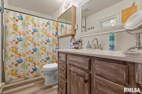 Bath - 10522 W Lancaster Rd, Mapleton, IL 61547 photo 2 of 3