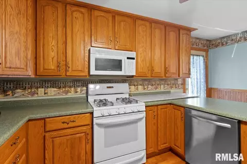 Kitchen - 10522 W Lancaster Rd, Mapleton, IL 61547 photo 2 of 17