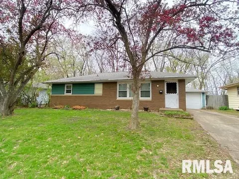 125 Arrow Rd, Pekin, IL 61554
