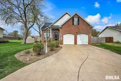 1015 N Country Ln, Peoria, IL 61604