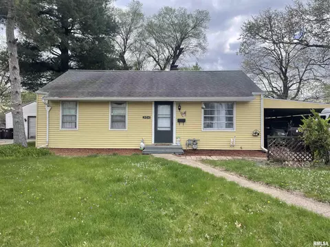 2104 W Arrowhead Ln, Peoria, IL 61604