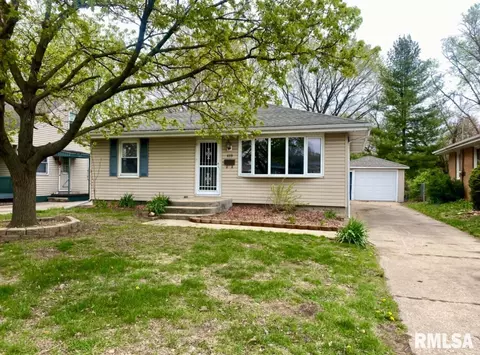 619 W Shore Dr, Pekin, IL 61554