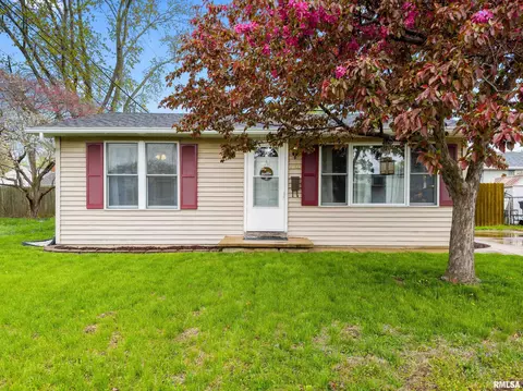 1003 Stratford Ave, Pekin, IL 61554