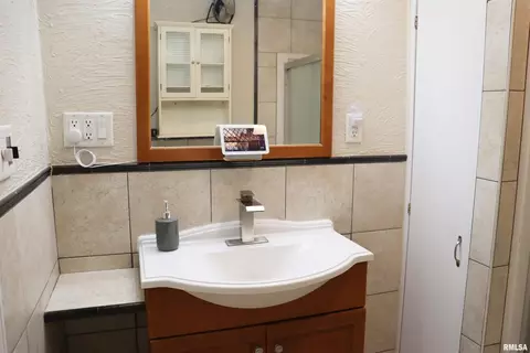 Bath - 9921 W Maple Ridge Rd, Mapleton, IL 61547 photo 2 of 4