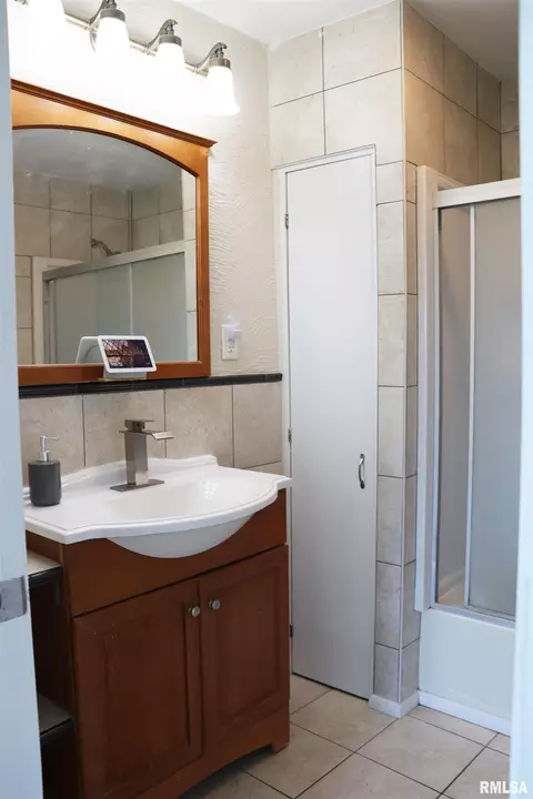 Bath - 9921 W Maple Ridge Rd, Mapleton, IL 61547 photo 1 of 4
