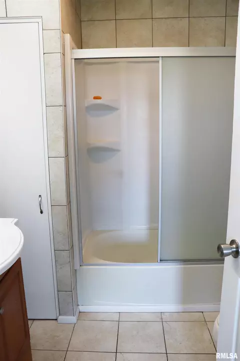 Bath - 9921 W Maple Ridge Rd, Mapleton, IL 61547 photo 3 of 4