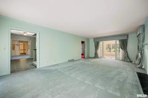 Living - 111 E Morningside Dr, Peoria, IL 61614 photo 2 of 4