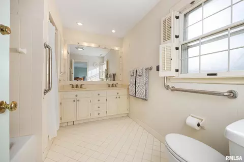 Bath - 111 E Morningside Dr, Peoria, IL 61614 photo 7 of 11