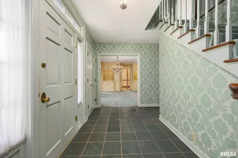 Entry Way - 111 E Morningside Dr, Peoria, IL 61614 photo 3 of 6