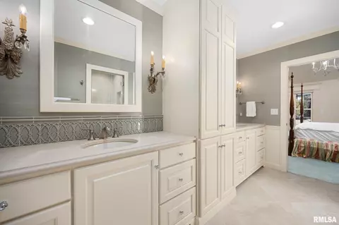 Bath - 111 E Morningside Dr, Peoria, IL 61614 photo 5 of 11