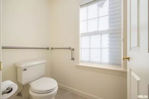 Bath - 111 E Morningside Dr, Peoria, IL 61614 photo 4 of 11