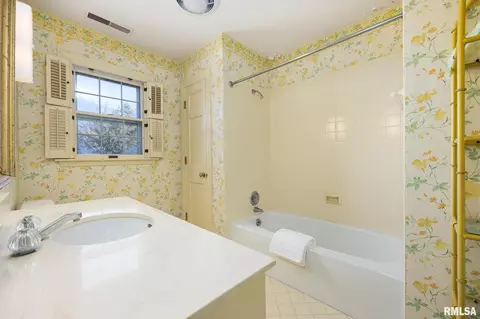 Bath - 111 E Morningside Dr, Peoria, IL 61614 photo 9 of 11