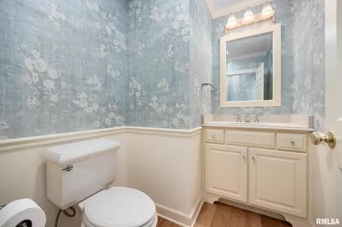Bath - 111 E Morningside Dr, Peoria, IL 61614 photo 6 of 11
