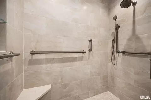 Bath - 111 E Morningside Dr, Peoria, IL 61614 photo 3 of 11