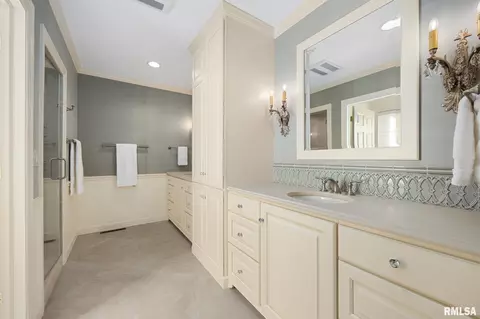 Bath - 111 E Morningside Dr, Peoria, IL 61614 photo 2 of 11
