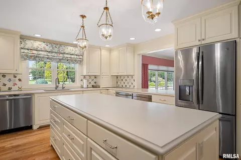 Kitchen - 111 E Morningside Dr, Peoria, IL 61614 photo 4 of 6