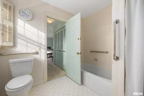 Bath - 111 E Morningside Dr, Peoria, IL 61614 photo 8 of 11