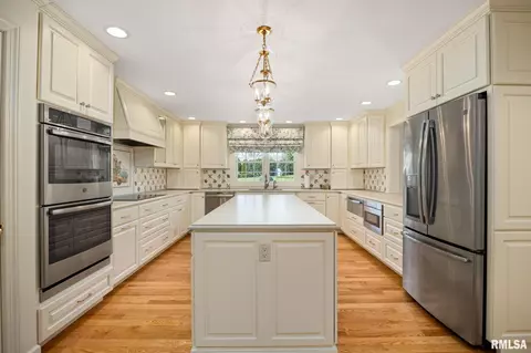 Kitchen - 111 E Morningside Dr, Peoria, IL 61614 photo 5 of 6