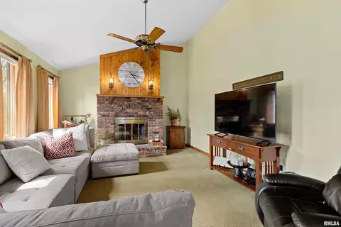 Living - 4423 S Newcastle Ct, Mapleton, IL 61547 photo 4 of 7