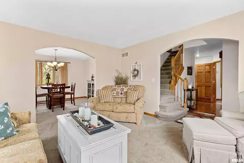 Living - 4423 S Newcastle Ct, Mapleton, IL 61547 photo 3 of 7