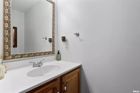 Bath - 4423 S Newcastle Ct, Mapleton, IL 61547 photo 1 of 6