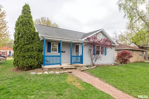 1320 S 8th St, Pekin, IL 61554