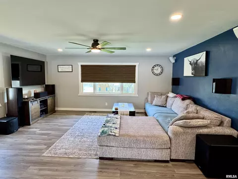 396 Mcgrew Dr, Avon, IL 61415 photo 5
