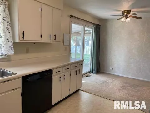 1137 Debbie Ln, Macomb, IL 61455 photo 8