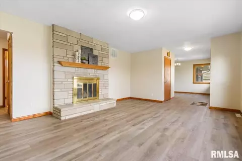 219 E Parkside Dr, Washburn, IL 61570 photo 9