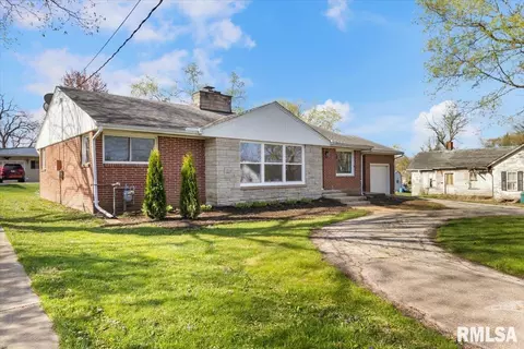 219 E Parkside Dr, Washburn, IL 61570 photo 2