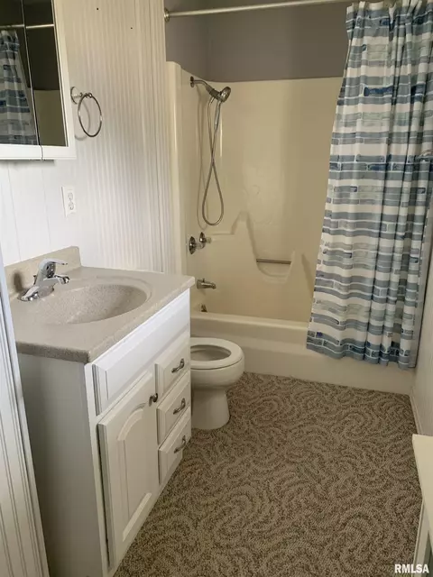 Bath - 19135 E 2000th St, Bushnell, IL 61422 photo 2 of 2