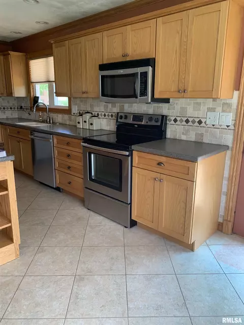 Kitchen - 19135 E 2000th St, Bushnell, IL 61422 photo 2 of 3