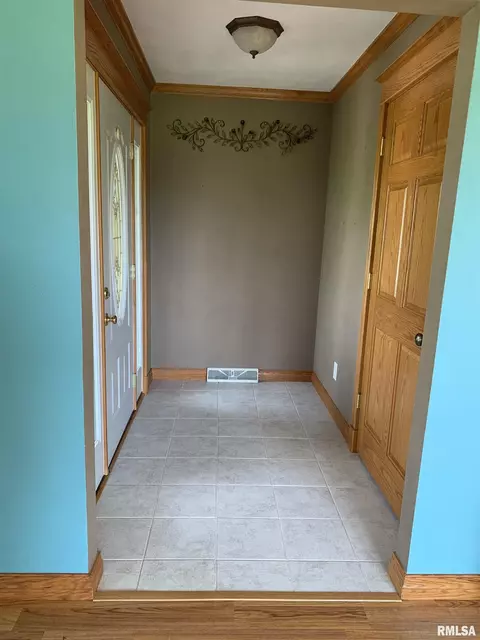 Entry Way - 19135 E 2000th St, Bushnell, IL 61422 photo 1 of 2