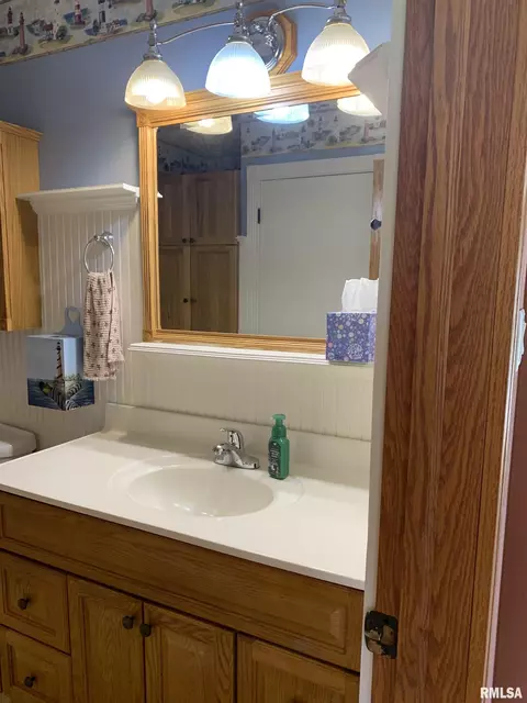 Bath - 19135 E 2000th St, Bushnell, IL 61422 photo 1 of 2