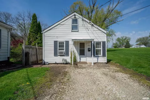 212 S Cone St, Farmington, IL 61531