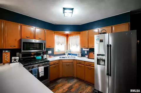 Kitchen - 100 Weber Ln, Delavan, IL 61734 photo 7 of 13