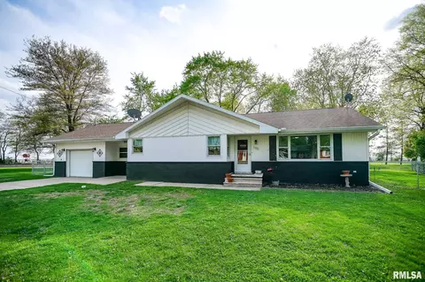 100 Weber Ln, Delavan, IL 61734