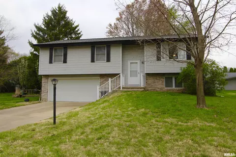 135 Shoshone Dr, East Peoria, IL 61611