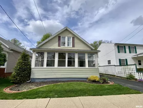 613 W Locust St, Bloomington, IL 61701