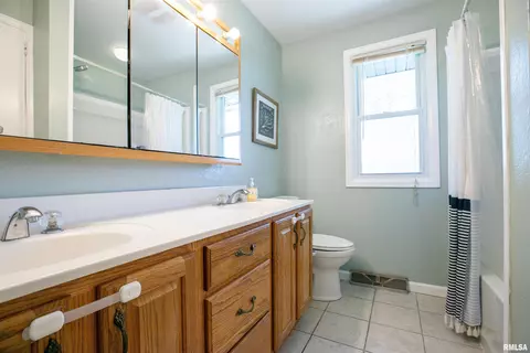 Bath - 4823 S Valeta Ct, Mapleton, IL 61547 photo 2 of 3