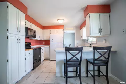 Kitchen - 4823 S Valeta Ct, Mapleton, IL 61547 photo 4 of 4