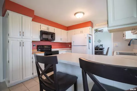 Kitchen - 4823 S Valeta Ct, Mapleton, IL 61547 photo 3 of 4