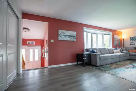 Entry Way - 4823 S Valeta Ct, Mapleton, IL 61547 photo 2 of 3