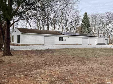8 Prairie Rd, Macomb, IL 61455