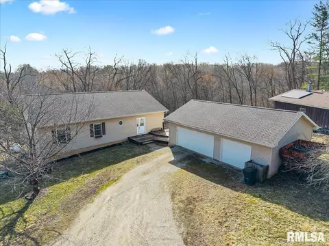 2002 N Thirteen Club Dr, Peoria, IL 61604