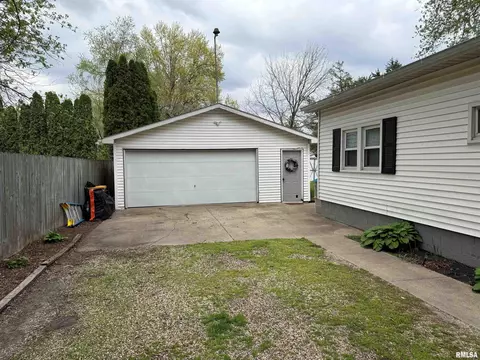 Exterior - 1320 E Wheeler St, Macomb, IL 61455 photo 2 of 8
