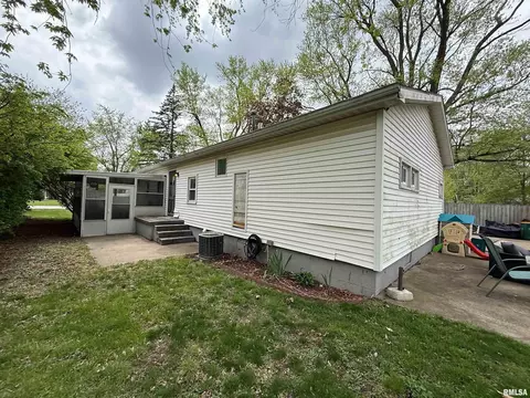 Exterior - 1320 E Wheeler St, Macomb, IL 61455 photo 3 of 8